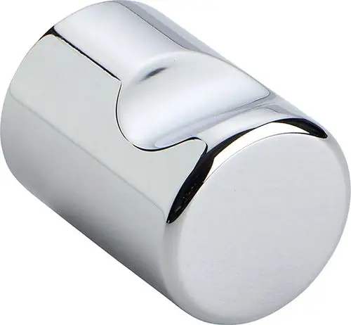 Runder, glänzender Zugknopf aus Metall mit leicht abgerundeter Oberfläche. Teil des Ideal Standard Systems zur Umschaltung in schwarzen Küchen- und Badprodukten.